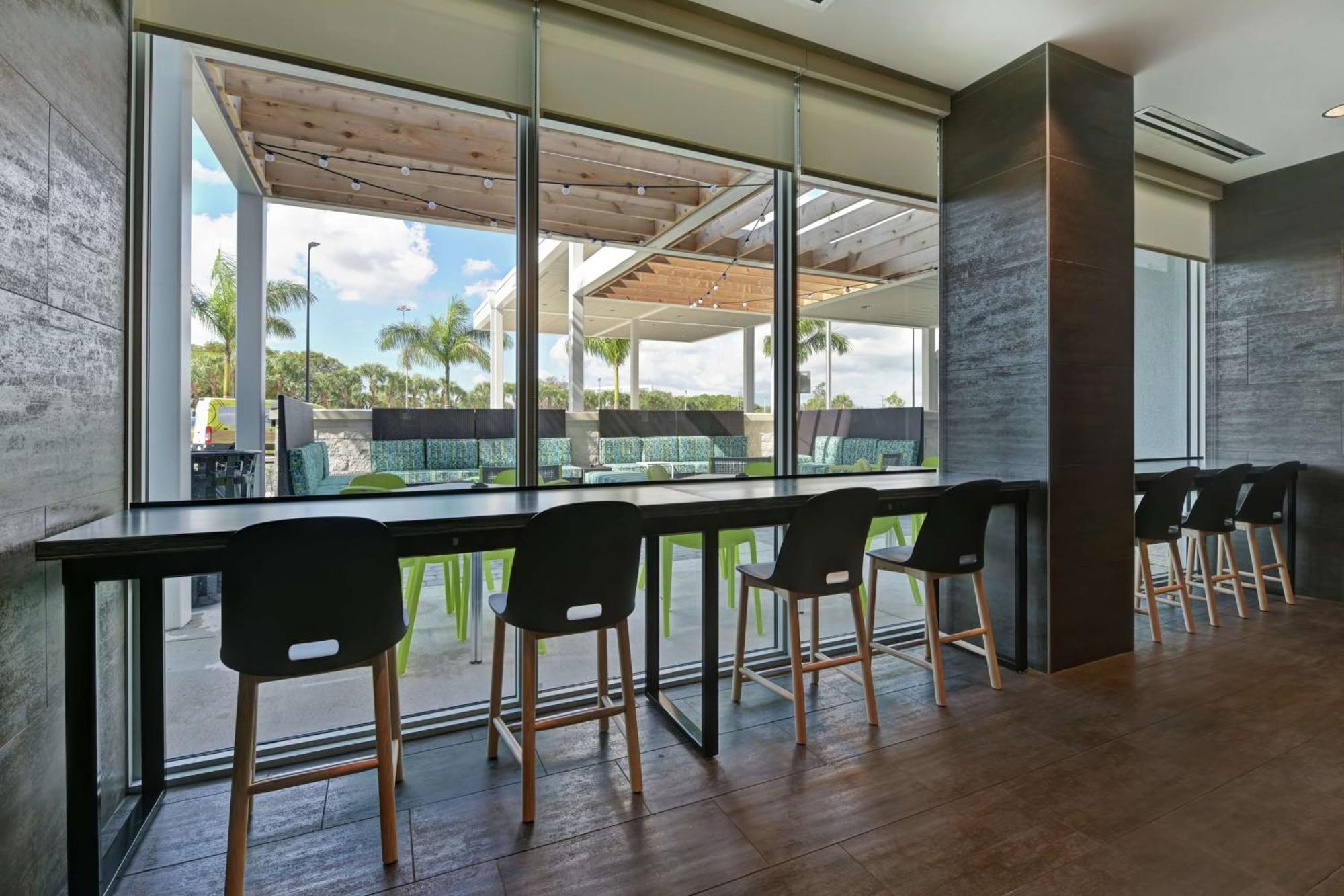 Home2 Suites By Hilton West Palm Beach Airport Cloud Lake Exterior foto